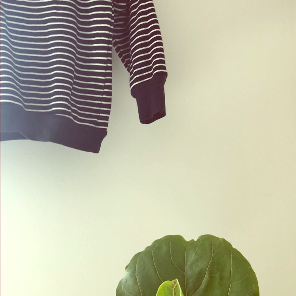 Sweatshirt with quarter length sleeves